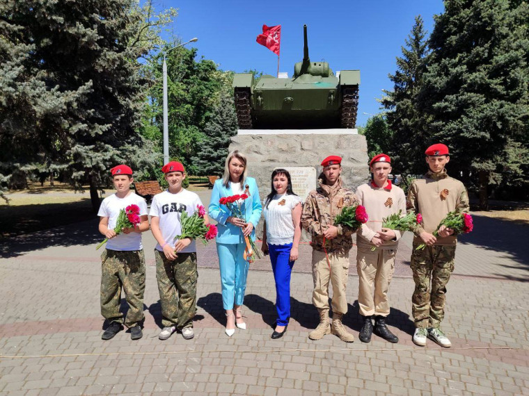 Церемония возложения цветов юнармейцами к Вечному огню!.