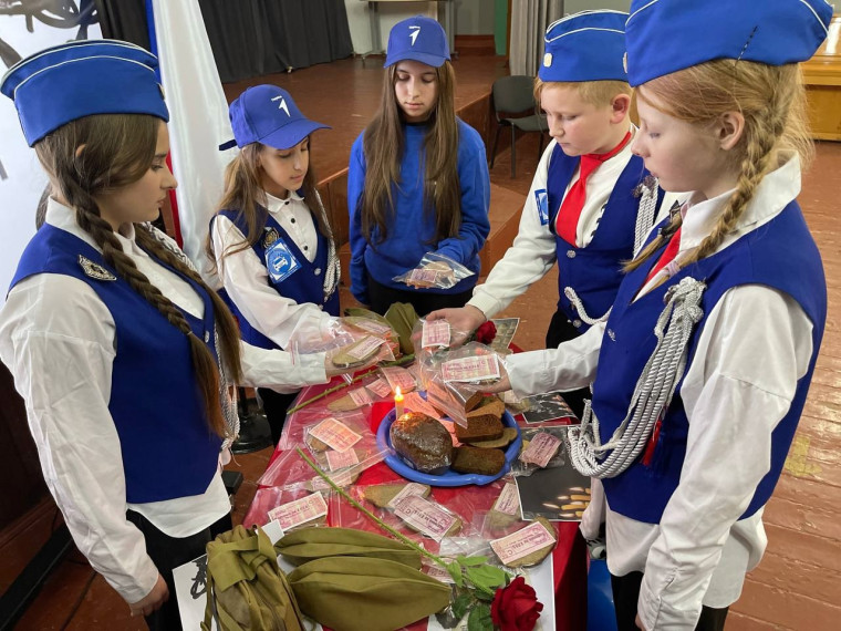 Отряд ЮИД Константиновской школы № 2 им. Героя П. Т. Одинца провели памятные акции "Блокадный хлеб" и "Дорога жизни"..
