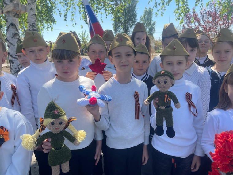 В Константиновской школе № 2 им. П. Т. Одинца прошла Всероссийская акция " Георгиевская ленточка"..